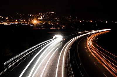 时间流逝在夜间摄影的汽车道路
